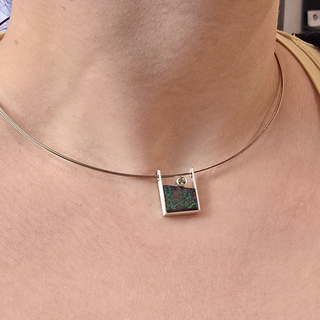 Boulder Opal Anhänger mit grünem Turmalin in 925 Silber