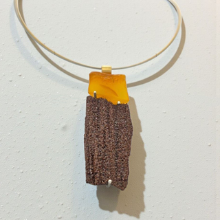 Kettenanhänger mit versteinertem Holz und Bernstein aus 925 Silber und 750 Gelbgold
