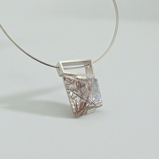 Rutilquarz Kettenanhänger aus 925/ Silber, moderner geometrischer Edelsteinschmuck
