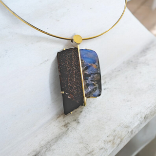 Unikat Opal mit versteinertem Holz Kettenanhänger aus Gelbgold und Silber