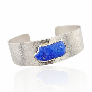 Strukturierte Armspange mit naturbelassenem Lapislazuli in Silber