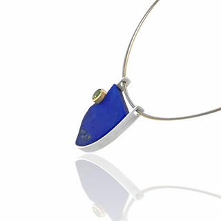 Ausgefallener Lapislazuli Anhänger mit grünem Peridot aus Silber und Gelbgold