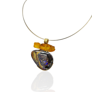 Extravaganter Opal Kettenanhänger aus Gelbgold und Silber mit naturbelassenem Bernstein