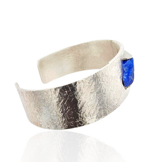 Strukturierte Armspange mit naturbelassenem Lapislazuli in Silber