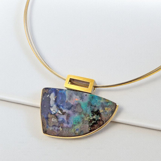 Einzigartiger Glanz, Boulder Opal Kettenanhänger aus Gelbgold und Silber