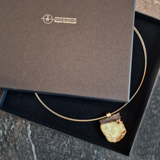 Bernstein Kettenanhänger mit versteinertem Holz und Grossular, Geschenk für Frauen, Luxuriöser und Hochwertiger Edelsteinschmuck, Unikat