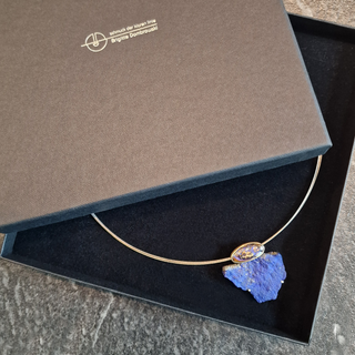 Kettenanhänger aus 750 Gelbgold und 925 Silber mit Boulder Opal und Lapislazuli