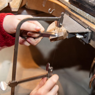 Bernstein Kettenanhänger mit versteinertem Holz und Grossular, Geschenk für Frauen, Luxuriöser und Hochwertiger Edelsteinschmuck, Unikat