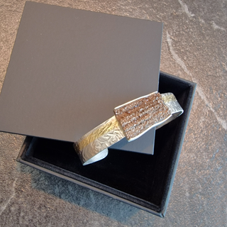 Versteinerter Holz Armreif in Silber mit Gold Akzent, natürliche Edelstein Armspange