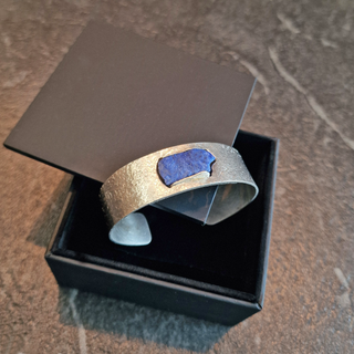 Strukturierte Armspange mit naturbelassenem Lapislazuli in 925 Silber