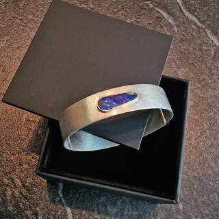 Einzigartiger Boulder Opal Armreif aus Silber und Gelbgold