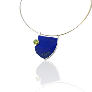 Ausgefallener Lapislazuli Anhänger mit grünem Peridot aus Silber und Gelbgold - Schmucklinie-shop