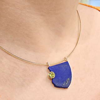 Ausgefallener Lapislazuli Anhänger mit grünem Peridot aus Silber und Gelbgold - Schmucklinie-shop