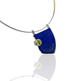 Ausgefallener Lapislazuli Anhänger mit grünem Peridot aus Silber und Gelbgold - Schmucklinie-shop