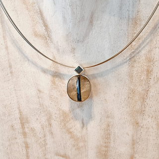 Bergkristall mit eingelagerter Turmalinnadel Kettenanhänger aus Silber - Schmucklinie-shop