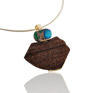 Einzigartiger Boulder Opal Kettenanhänger mit versteinertem Holz aus Gelbgold und Silber - Schmucklinie-shop