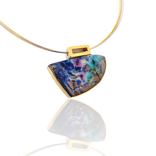 Einzigartiger Glanz, Boulder Opal Kettenanhänger aus Gelbgold und  Silber - Schmucklinie-shop