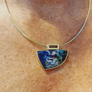 Einzigartiger Glanz, Boulder Opal Kettenanhänger aus Gelbgold und  Silber - Schmucklinie-shop