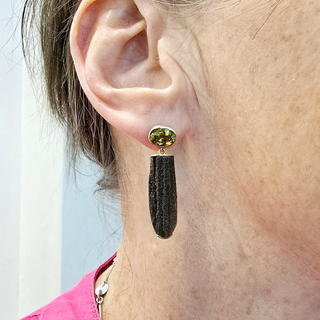 Extravagante versteinertes Holz und Peridot Ohrstecker - Unikat Schmuck - Schmucklinie-shop