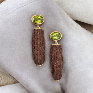 Extravagante versteinertes Holz und Peridot Ohrstecker - Unikat Schmuck - Schmucklinie-shop