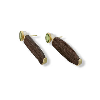 Extravagante versteinertes Holz und Peridot Ohrstecker - Unikat Schmuck - Schmucklinie-shop