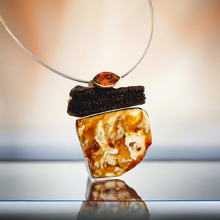 Extravaganter Bernstein Kettenanhänger mit versteinertem Holz und Citrin in Gelbgold und Silber - Schmucklinie-shop