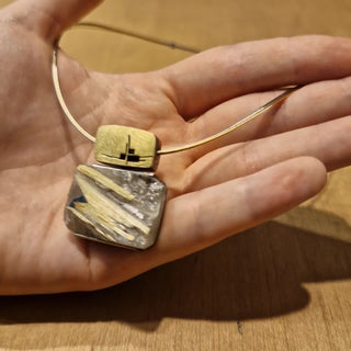 Faszinierender Rutilquarz-Kettenanhänger Anhänger - Handgefertigter Schmuck aus Gelbgold und Silber - Schmucklinie-shop