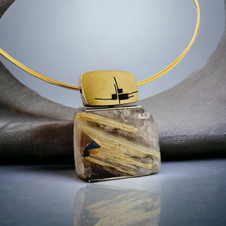Faszinierender Rutilquarz-Kettenanhänger Anhänger - Handgefertigter Schmuck aus Gelbgold und Silber - Schmucklinie-shop