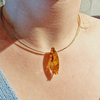 Goldener Anhänger mit leuchtender Citrin Navette - Schmucklinie-shop