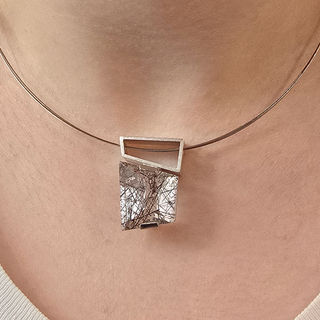 Rutilquarz Kettenanhänger aus 925/ Silber, moderner geometrischer Edelsteinschmuck