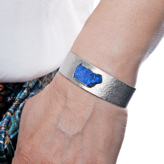 Handgefertigte Silberarmspange mit Lapislazuli - Schmucklinie-shop