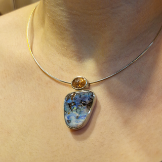 Handgefertigter Boulder Opal und  Turmalin Kettenanhänger aus Gelbgold und Silber - Schmucklinie-shop