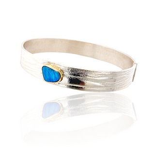 Handgeschmiedeter Armreif mit Knopfverschluss I Boulder Opal I 925/- Silber und 750/- Gelbgold - Schmucklinie.shop