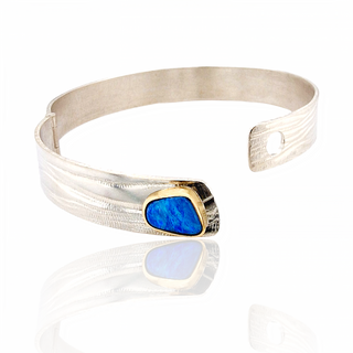 Handgeschmiedeter Armreif mit Knopfverschluss I Boulder Opal I 925/- Silber und 750/- Gelbgold - Schmucklinie.shop
