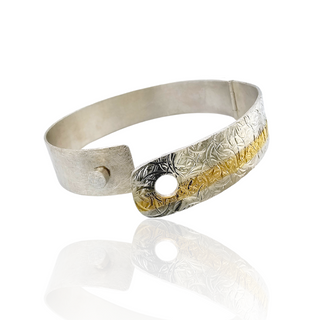 Handgeschmiedeter Armreif mit einzigartigem Muster - Schmucklinie.shop