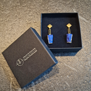 Ohrringe aus 750 Gelbgold und 925 Silber mit naturbelassenem Lapislazuli