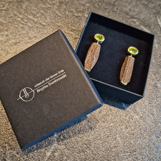 Versteinertes Holz und Peridot Ohrstecker aus 750 Gelbgold und 925 Silber, Schmuck für Sie