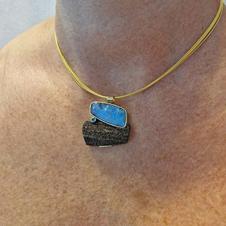 Türkisfarbener Boulder Opal Kettenanhänger mit versteinertem Holz und Smaragd aus Gelbgold und Silber - Schmucklinie-shop