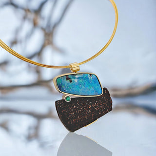 Türkisfarbener Boulder Opal Kettenanhänger mit versteinertem Holz und Smaragd aus Gelbgold und Silber - Schmucklinie-shop
