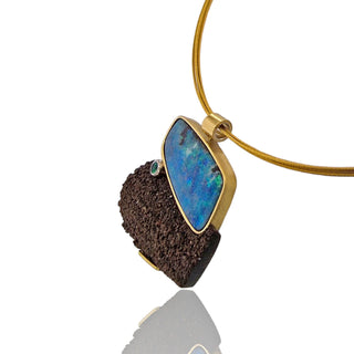 Türkisfarbener Boulder Opal Kettenanhänger mit versteinertem Holz und Smaragd aus Gelbgold und Silber - Schmucklinie-shop