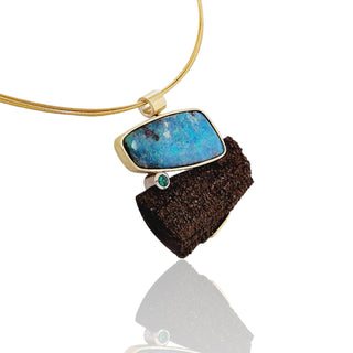 Türkisfarbener Boulder Opal Kettenanhänger mit versteinertem Holz und Smaragd aus Gelbgold und Silber - Schmucklinie-shop