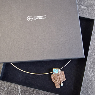 Boulder Opal Kettenanhänger 750 Gold und 925 Silber mit versteinertem Holz und Turmalin, edler Unikat Halsschmuck