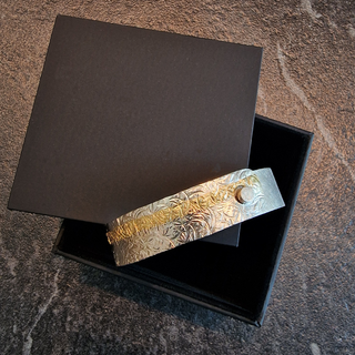 Armreif mit Gelbgoldstreifen und 925 Silber, mit Verschluss
