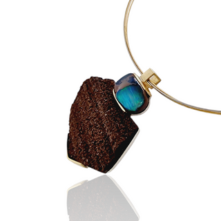 Einzigartiger Boulder Opal Kettenanhänger mit versteinertem Holz aus Gelbgold und Silber