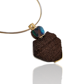 Einzigartiger Boulder Opal Kettenanhänger mit versteinertem Holz aus Gelbgold und Silber