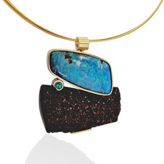 Türkisfarbener Boulder Opal Kettenanhänger mit versteinertem Holz und Smaragd aus Gelbgold und Silber