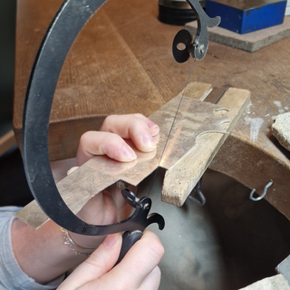 Kettenanhänger mit versteinertem Holz und Bernstein aus 925 Silber und 750 Gelbgold